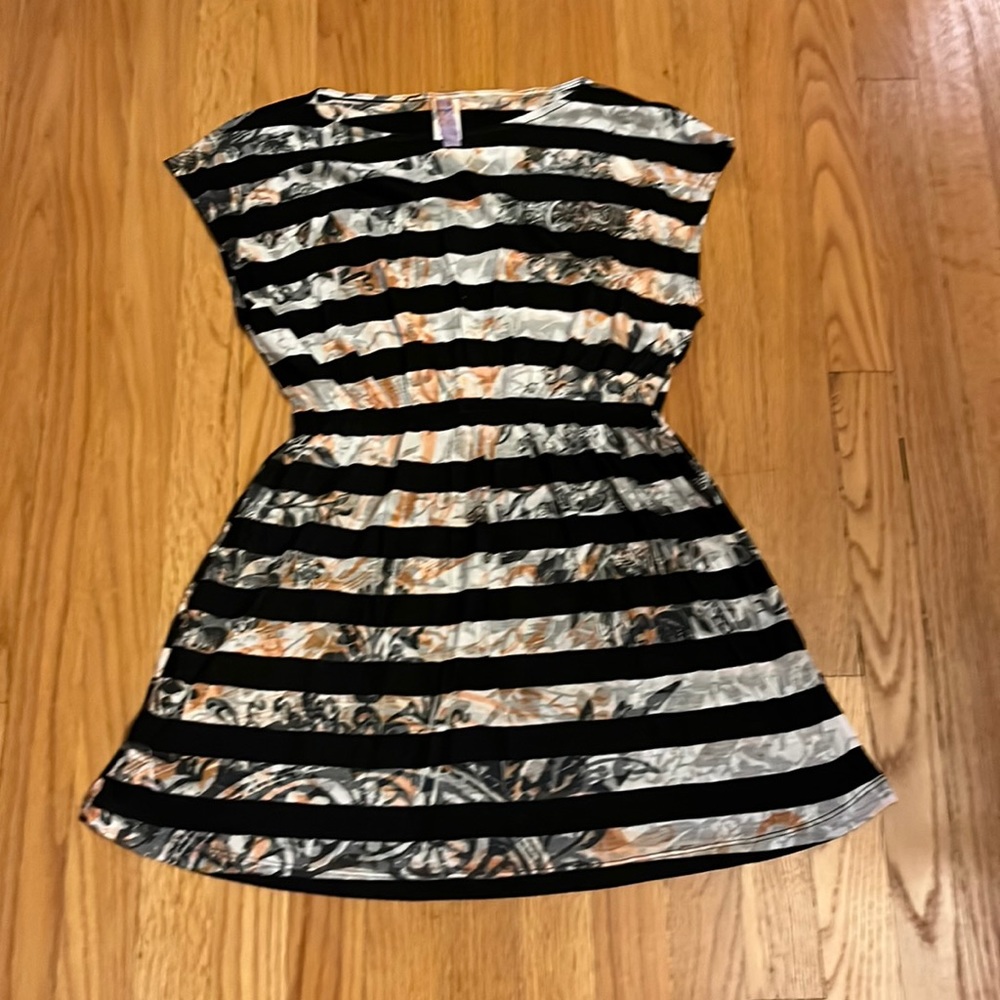 Women’s Tunic short sleeved top, Size M